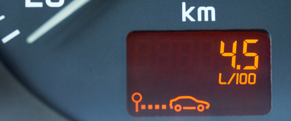 elektroniczny zegar informujący o zużyciu paliwa przez auto