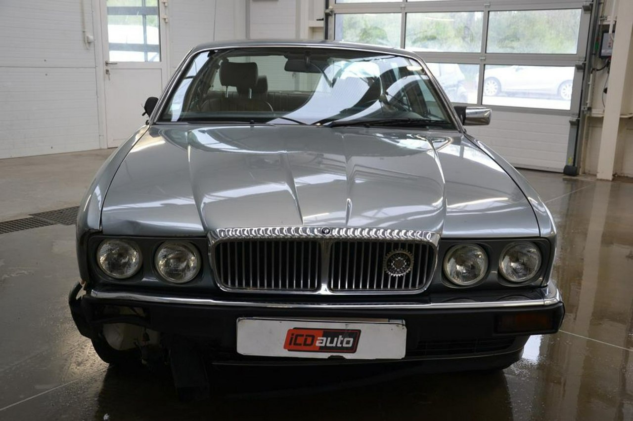 Jaguar XJ - obrazek 2