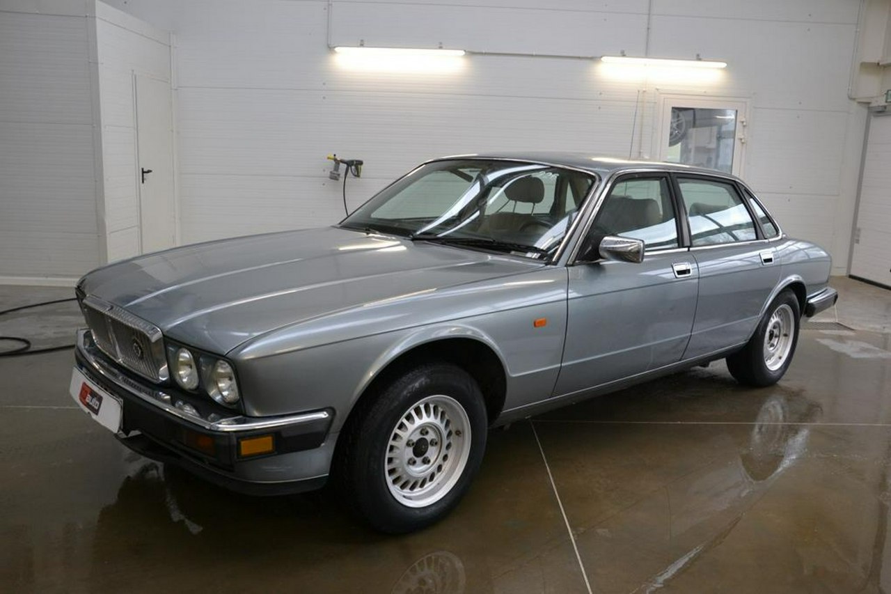 Jaguar XJ - obrazek 3