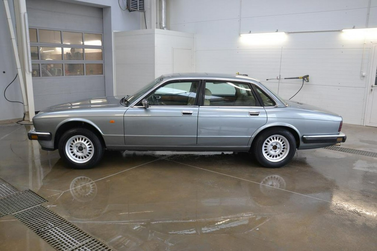 Jaguar XJ - obrazek 4