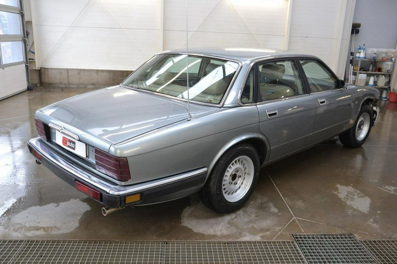 Jaguar XJ - obrazek 6