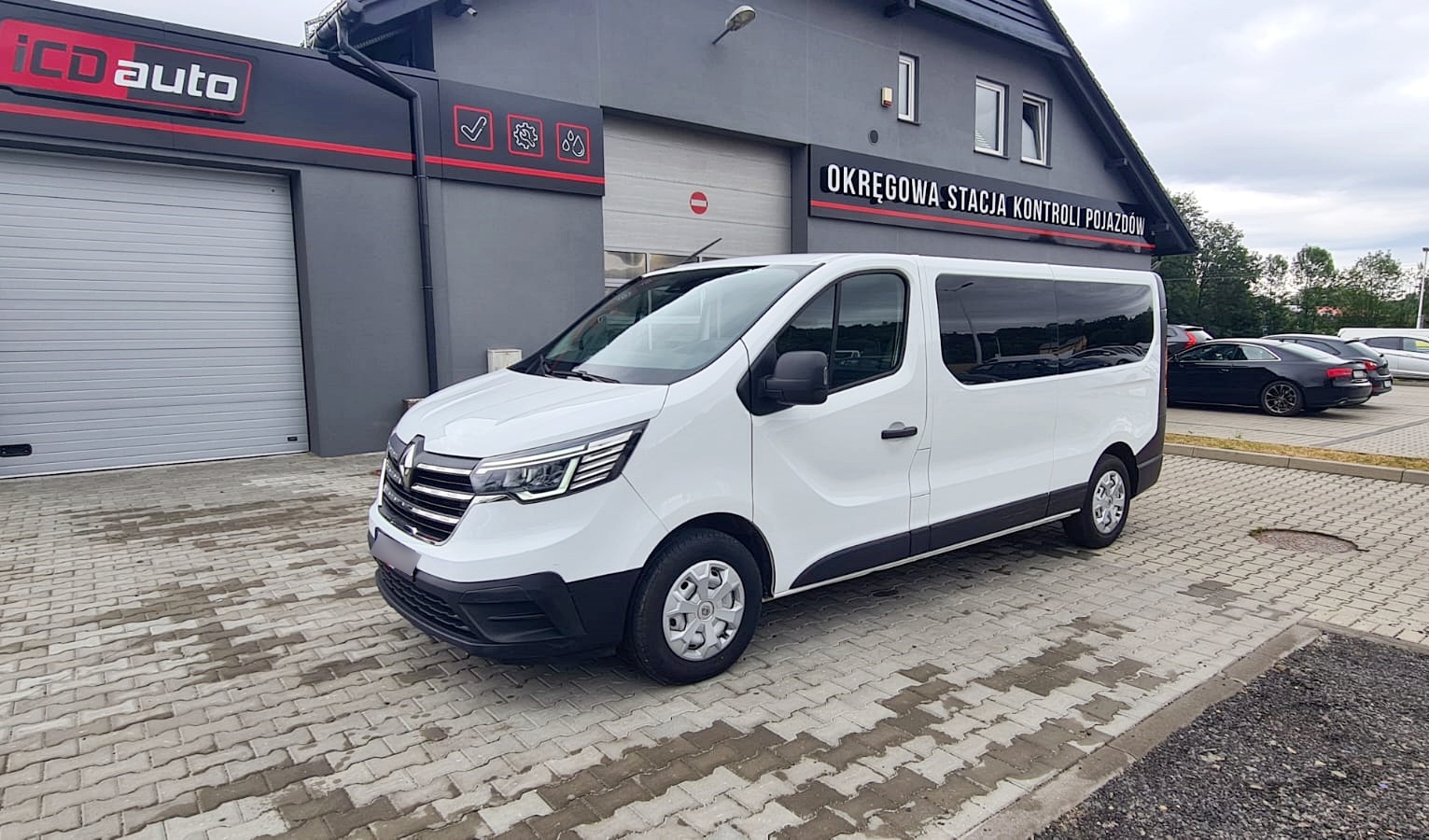 Renault Trafic Long dostępny w ramach usługi wynajmu busów w Kętach