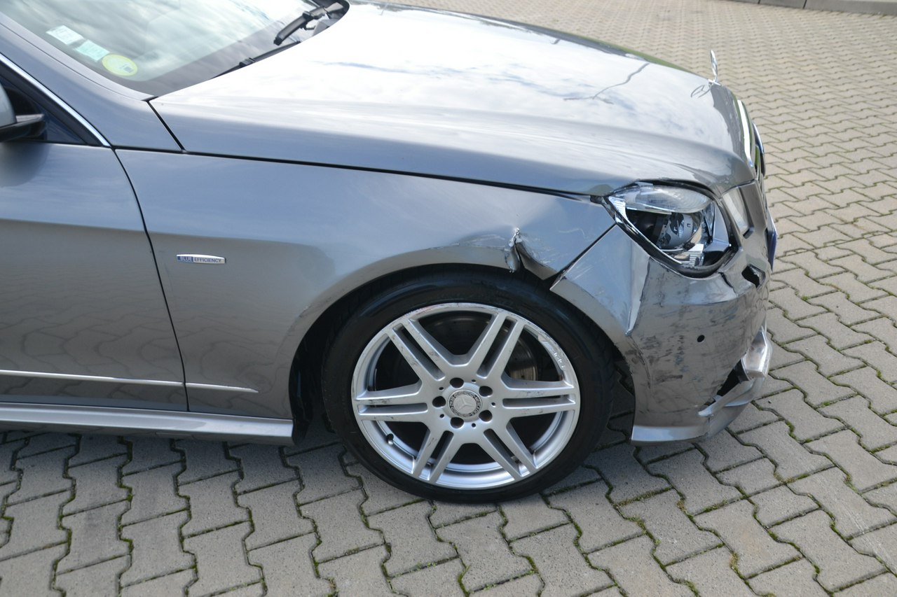 Mercedes E 220 - obrazek 11