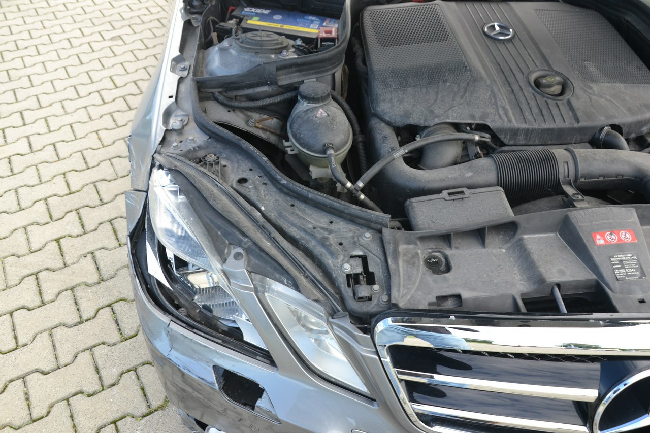 Mercedes E 220 - obrazek 12