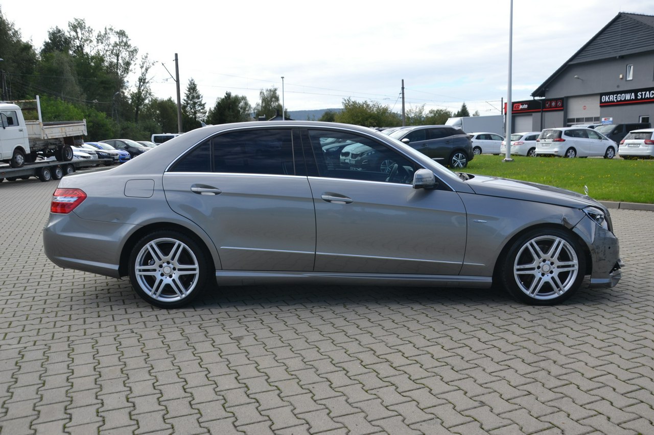 Mercedes E 220 - obrazek 8