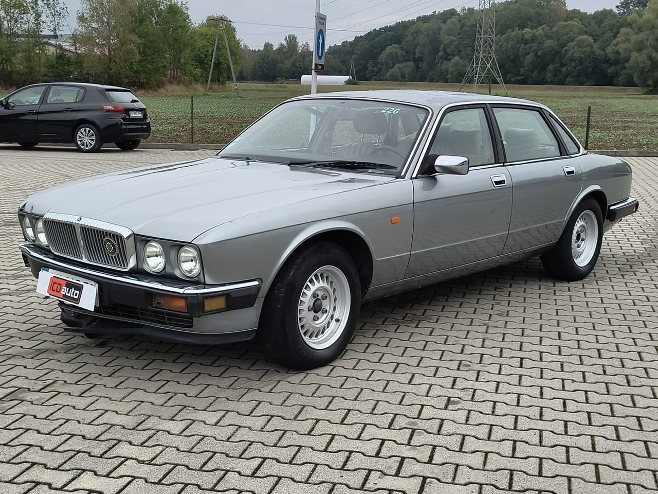 Jaguar XJ - obrazek 3