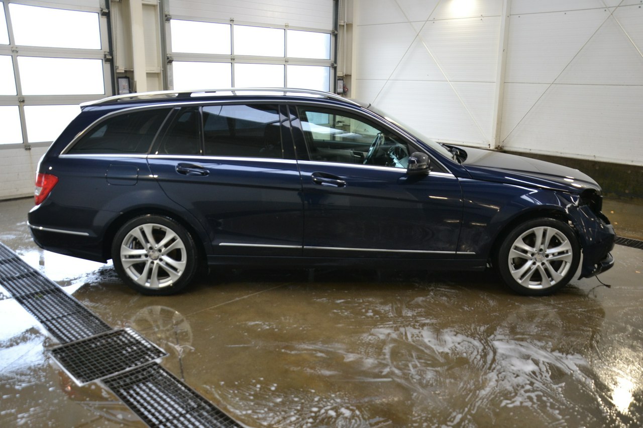 Mercedes C 200 - obrazek 4