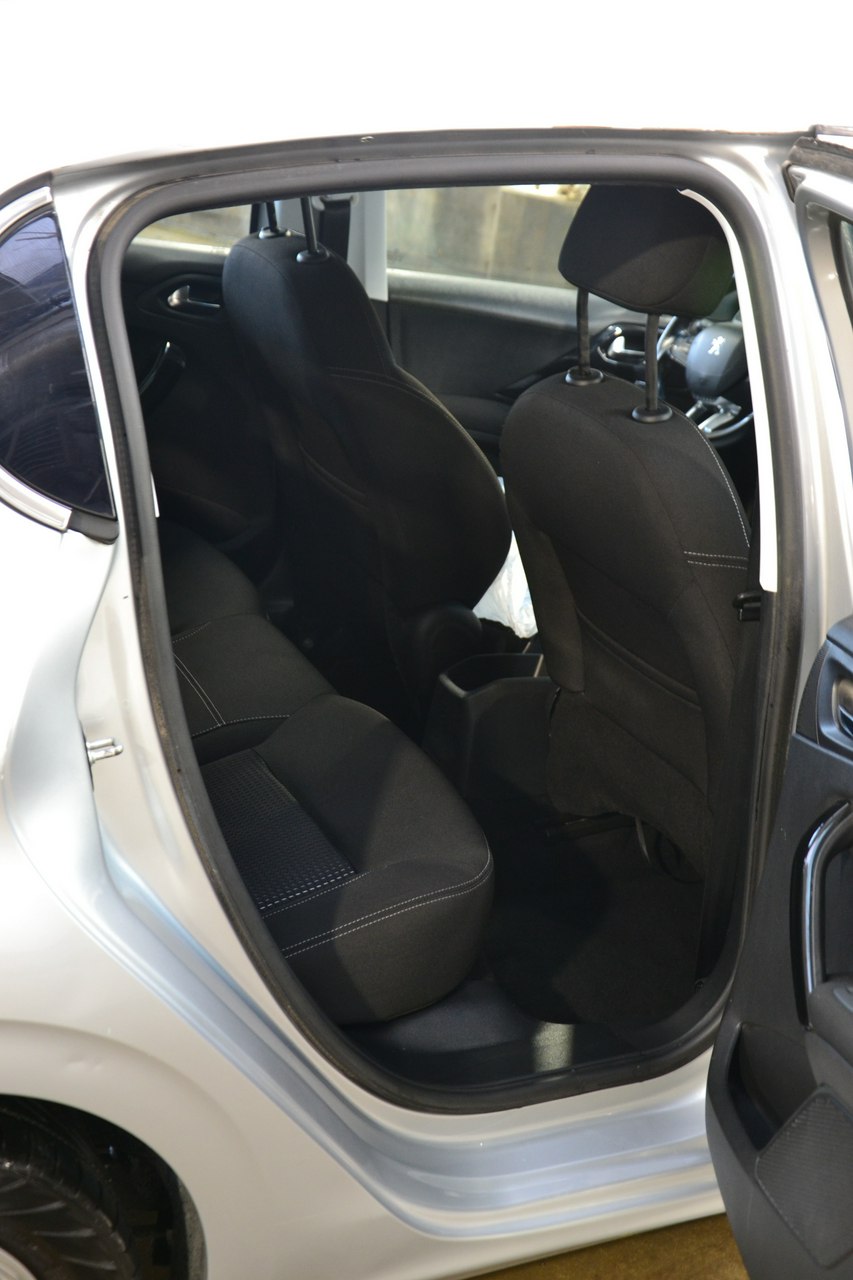 Peugeot 208 - obrazek 26