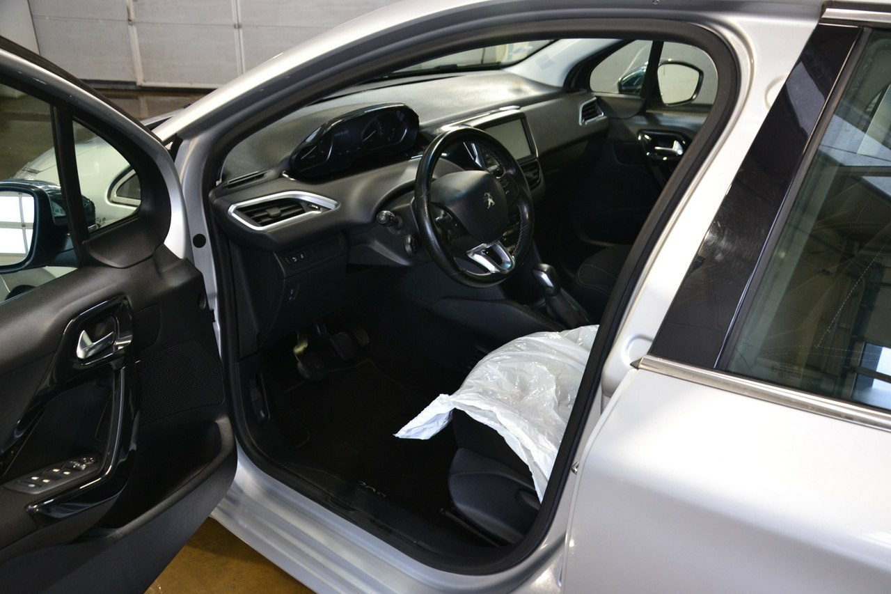 Peugeot 208 - obrazek 18