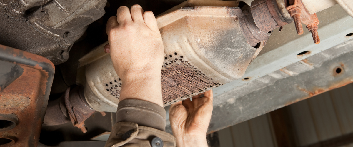 nieszczelności w układzie wydechowym jako jedna z przyczyn nierównomiernej pracy silnika