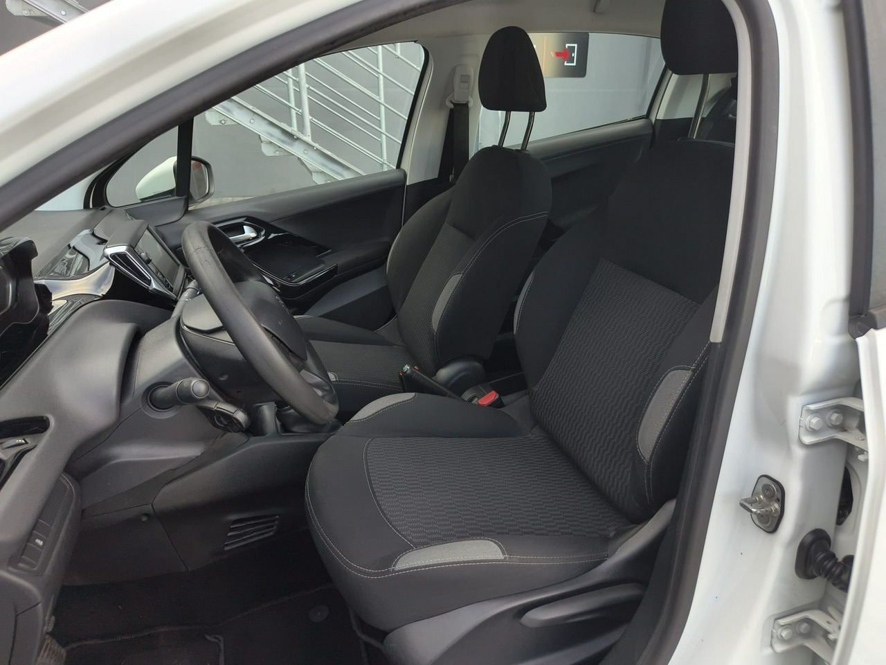 Peugeot 208 - obrazek 9