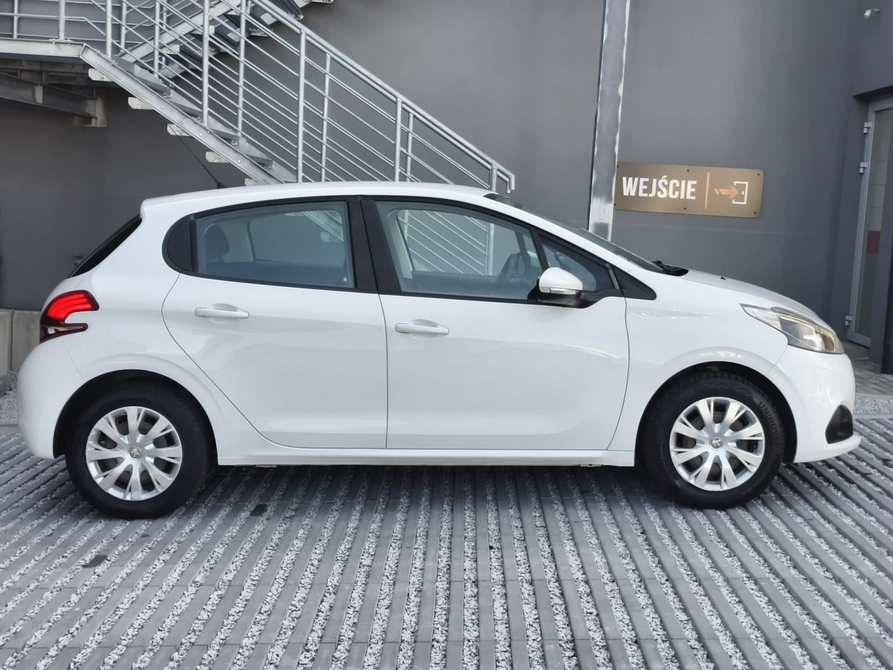 Peugeot 208 - obrazek 8