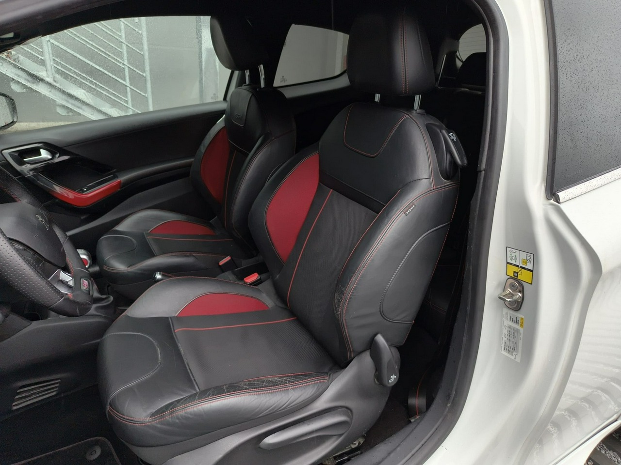Peugeot 208 - obrazek 8