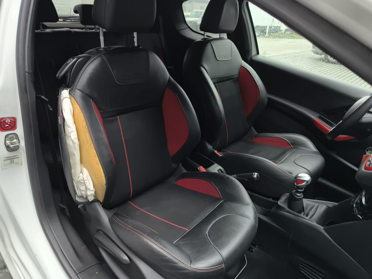Peugeot 208 - obrazek 12