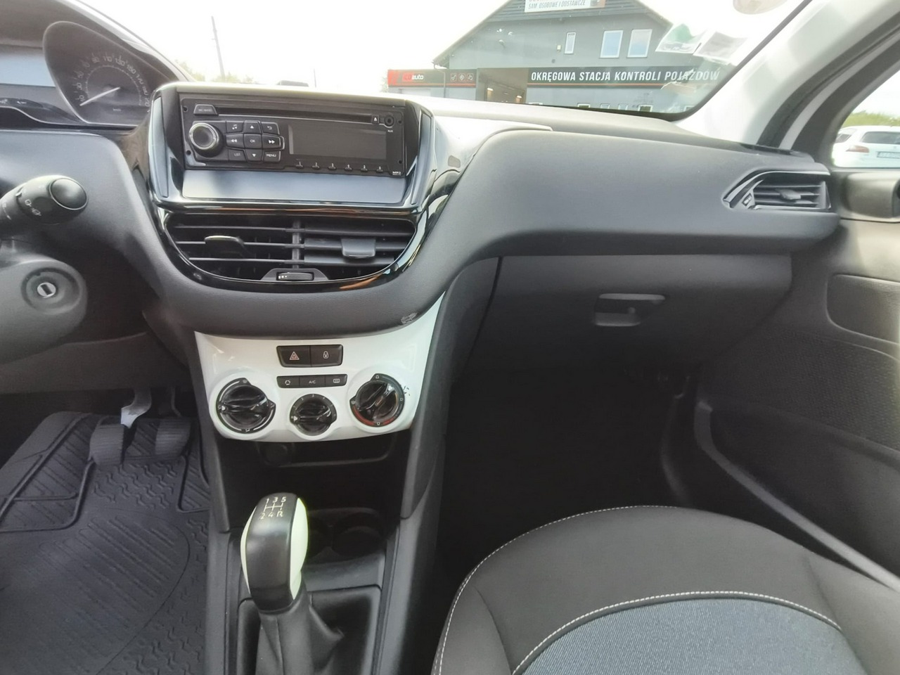 Peugeot 208 - obrazek 13
