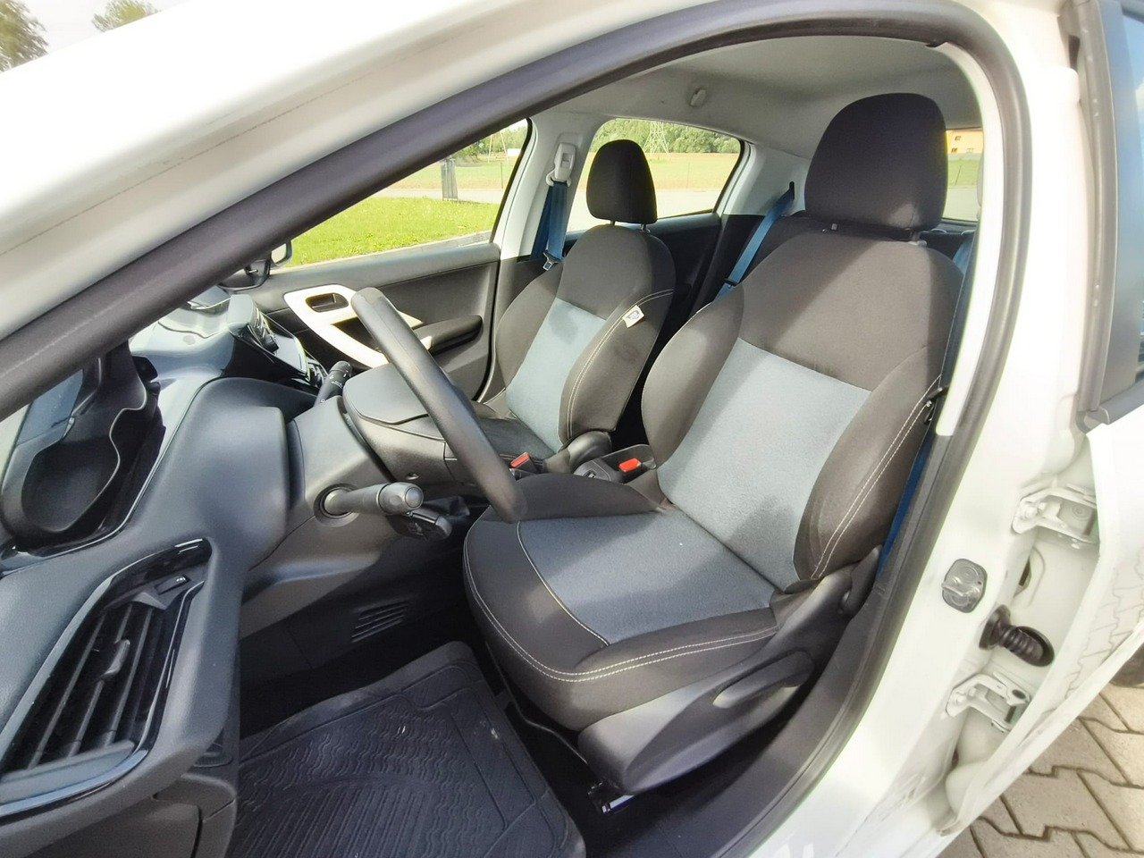Peugeot 208 - obrazek 9