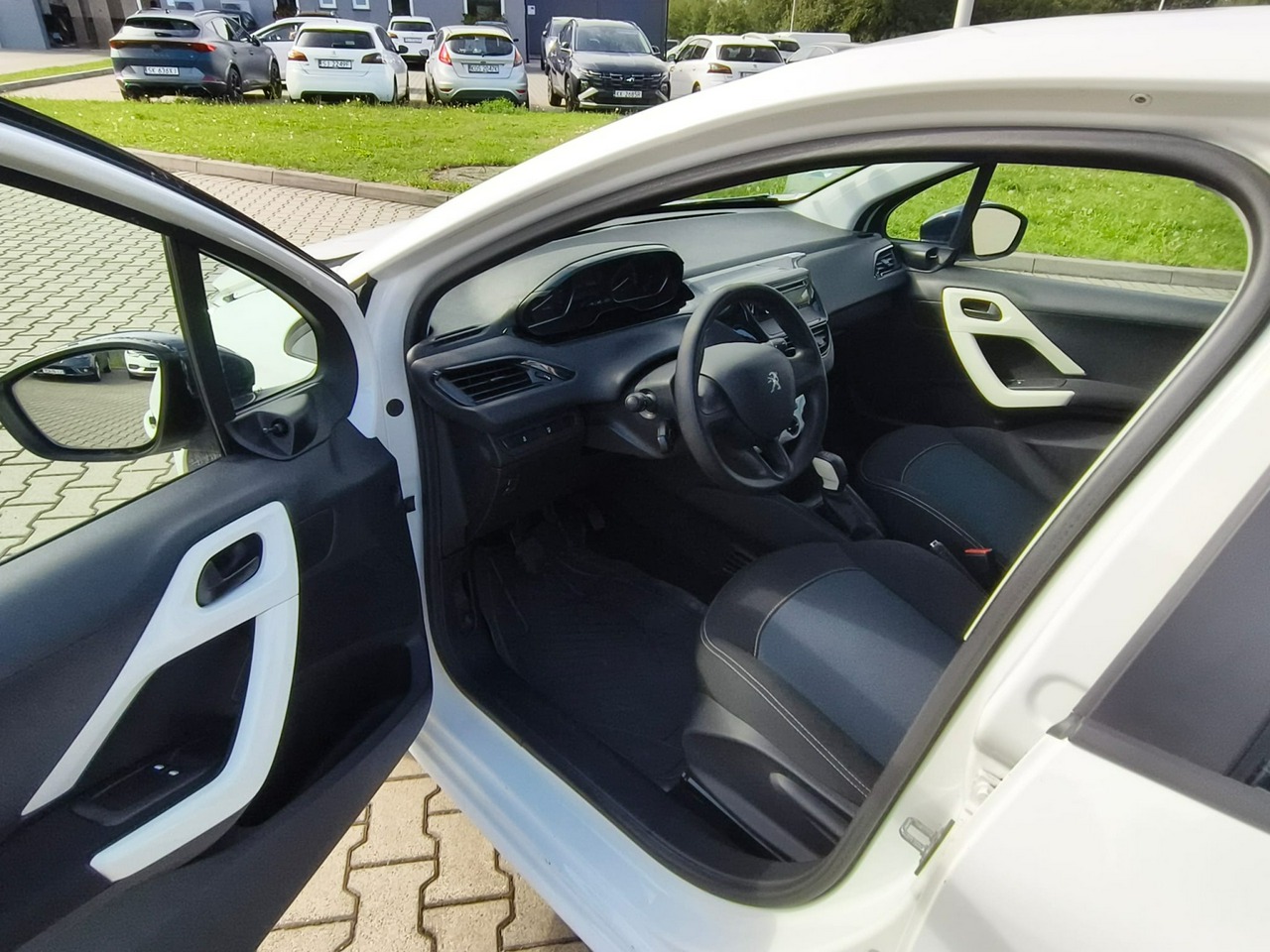 Peugeot 208 - obrazek 10